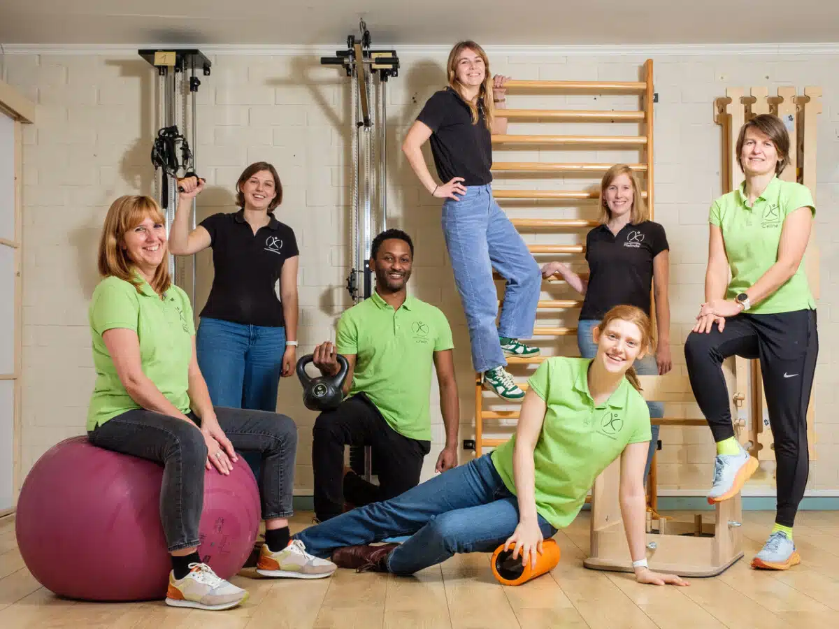 Het kinepraktijk Heusden-team tussen de sporttoestellen